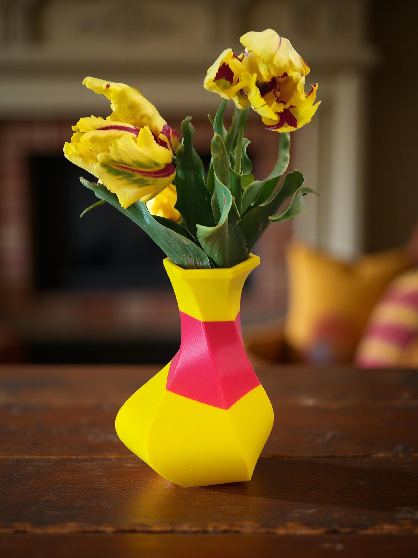 Vaso moderno, estroso, colori giallo e rosso.