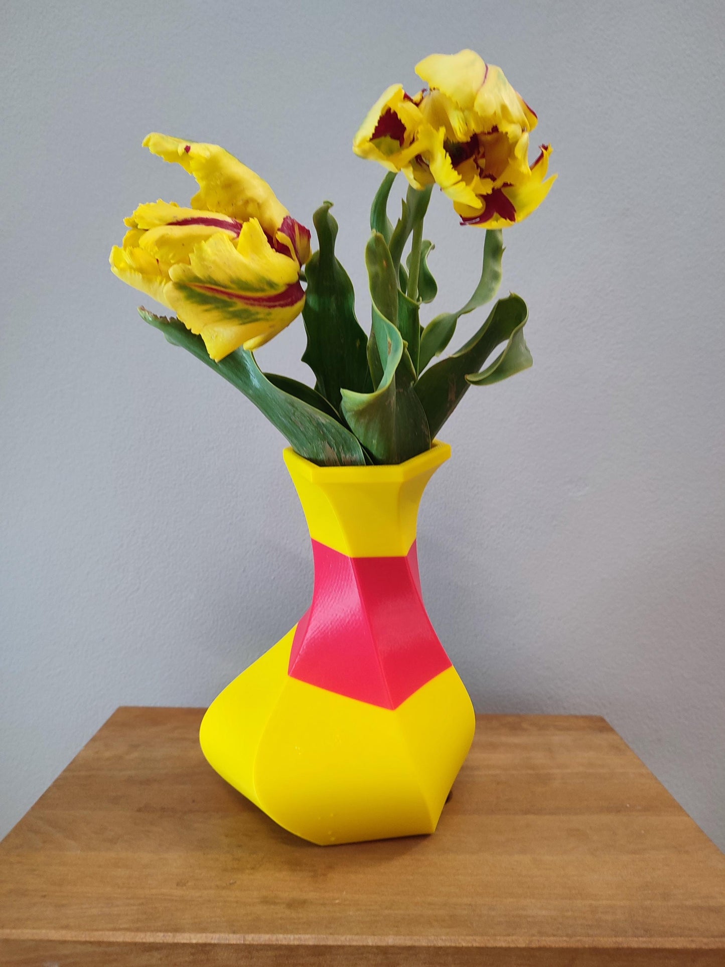 Vaso moderno, estroso, colori giallo e rosso.