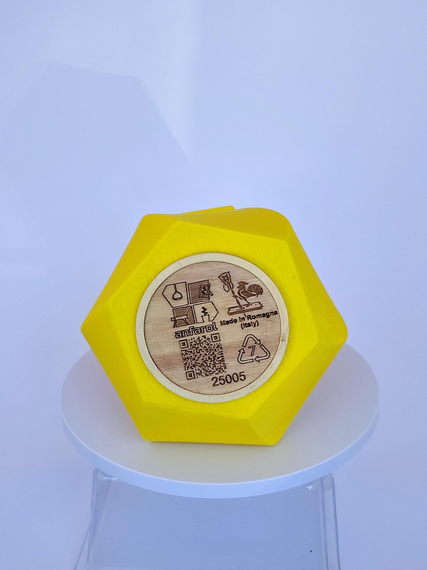 Vaso moderno, estroso, colori giallo e rosso.