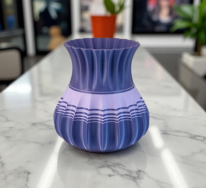 Vaso moderno, bicolore e capiente.