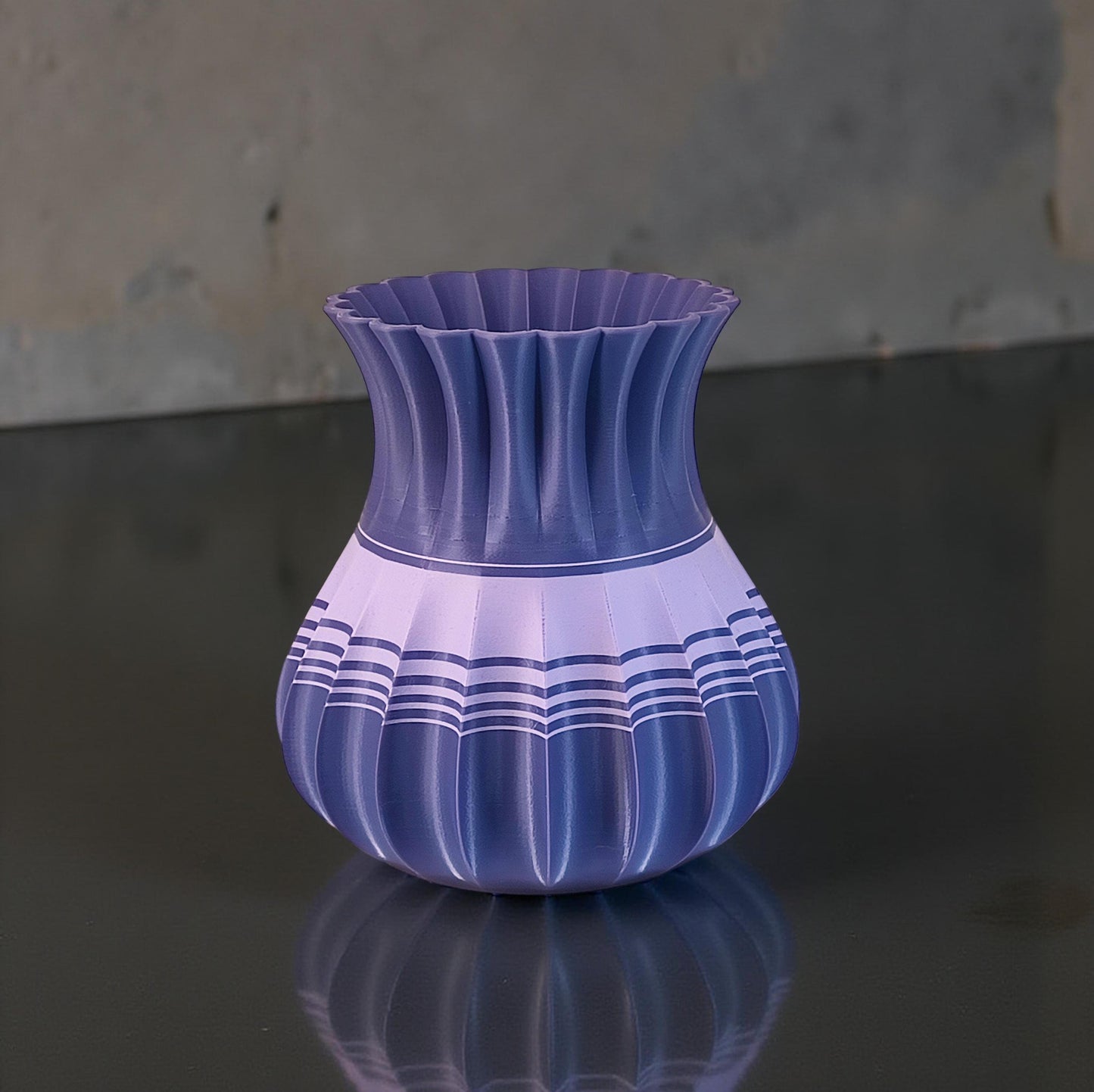 Vaso moderno, bicolore e capiente.