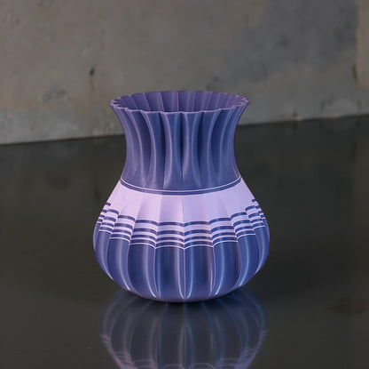 Vaso moderno, bicolore e capiente.