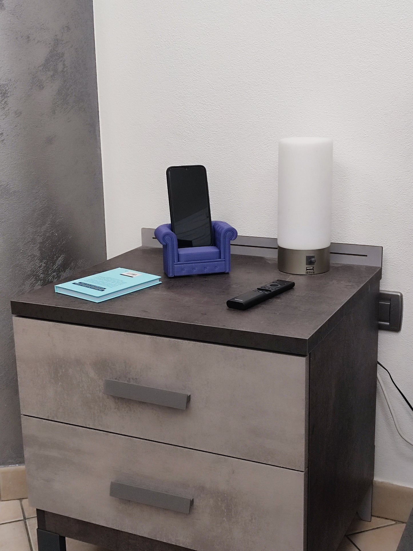 Simpatico divanetto portacellulare da tavolo