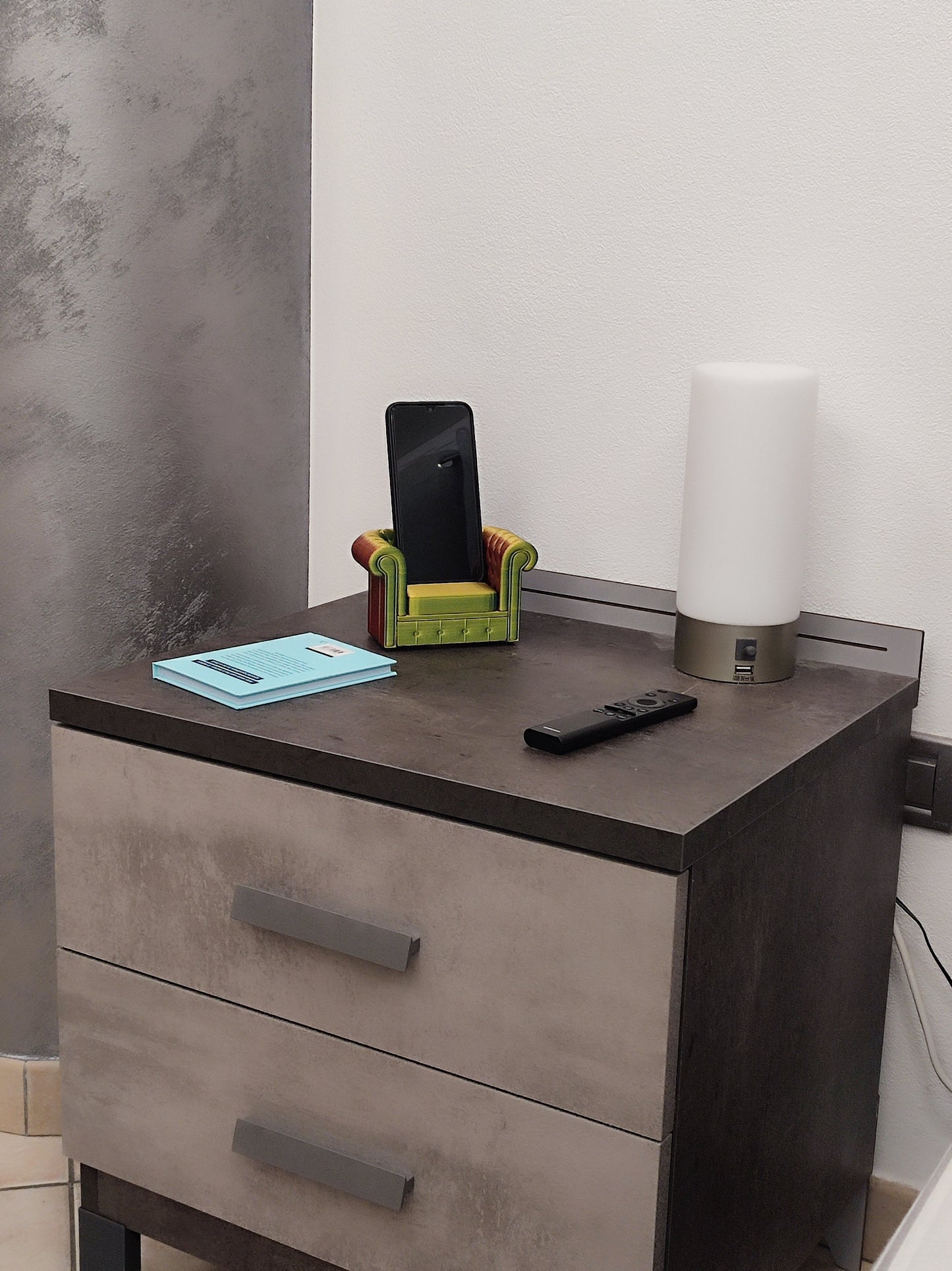 Simpatico divanetto portacellulare da tavolo