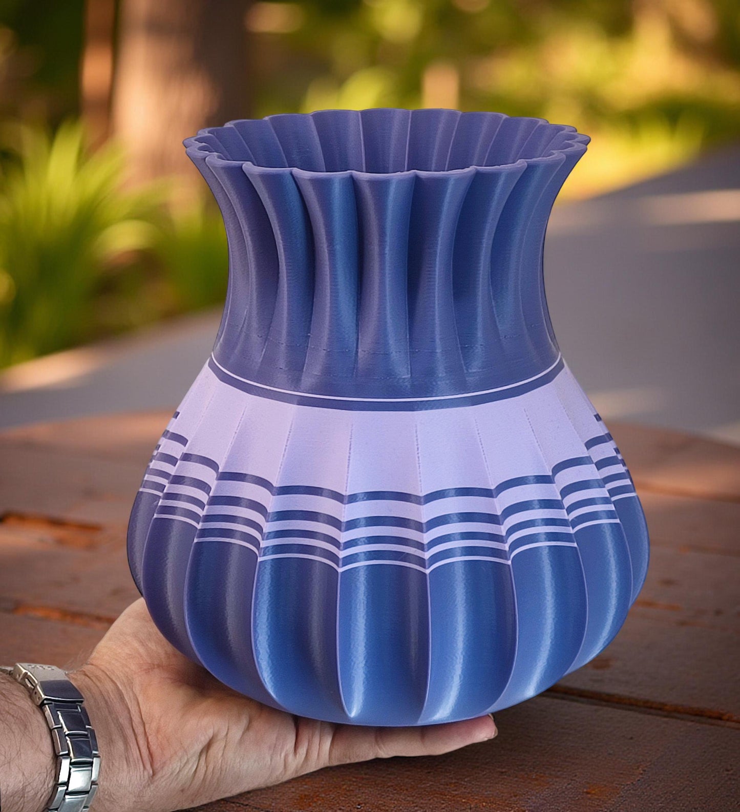 Vaso moderno, bicolore e capiente.