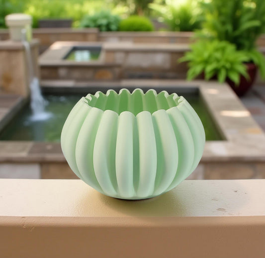 Vaso moderno, capiente, a forma di zucca, verde pastello chiaro.