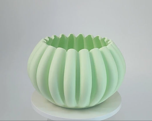 Vaso moderno, capiente, a forma di zucca, verde pastello chiaro.