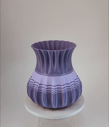 Vaso moderno, bicolore e capiente.
